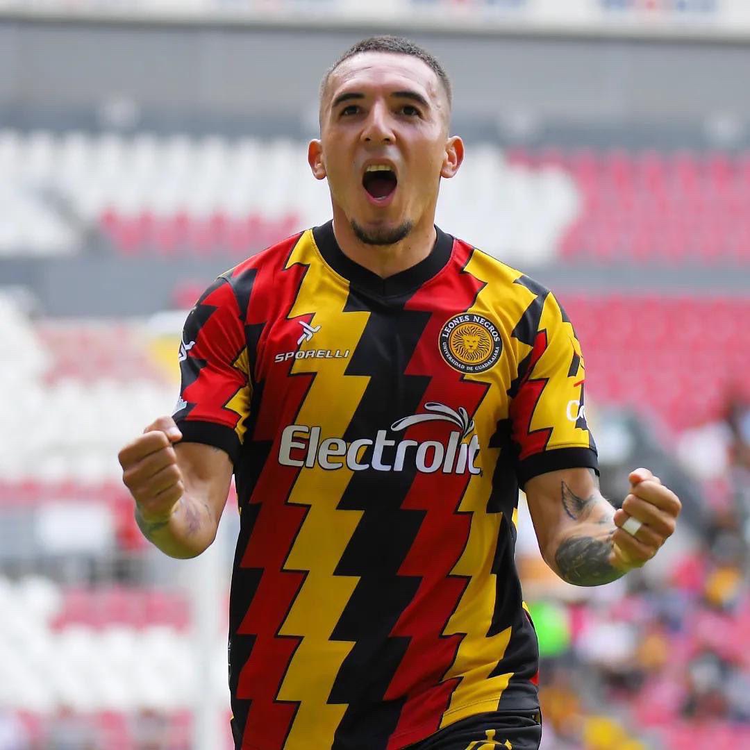 Rai Villa en su etapa con los Leones Negros del fútbol de México. Ahora es del azul profundo Motagua.