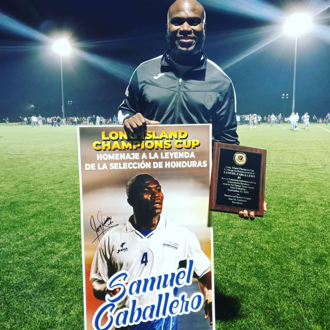 Así es la vida de Samuel Caballero, exfutbolista de Honduras y recordado por el beso con Cuauhtémoc Blanco ¿Qué se dijeron en esa acción?