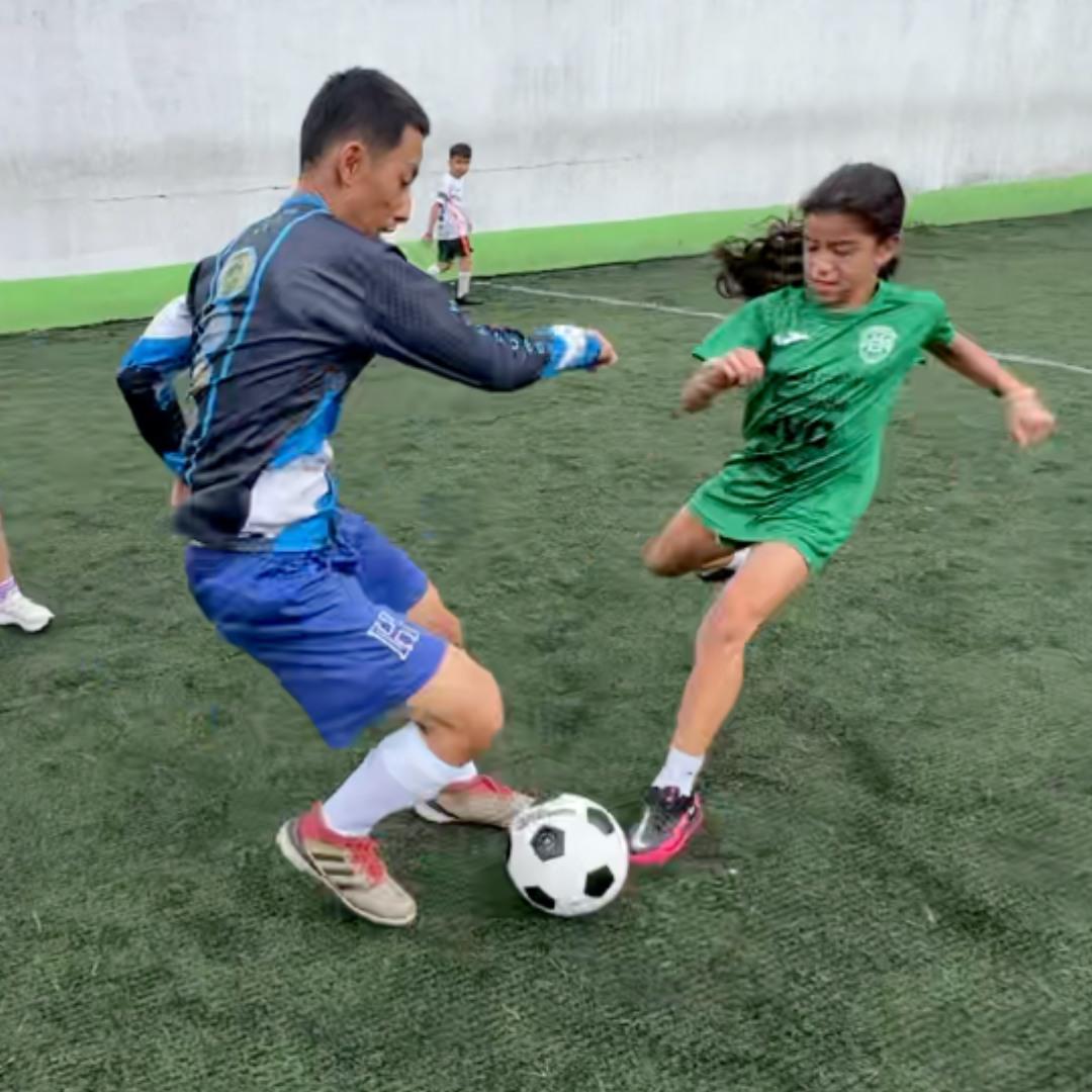 ¡Shin Fujiyama pone a trabajar a Mario Berríos como albañil! El divertido reto del youtuber japonés al exjugador hondureño