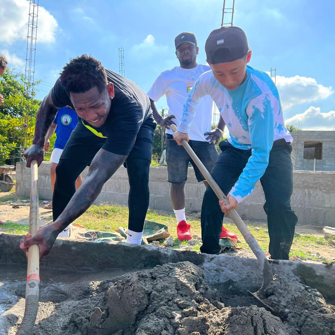 Quioto se une al influencer Shin Fujiyama en la construcción de una escuela en la Rivera Hernández de San Pedro Sula
