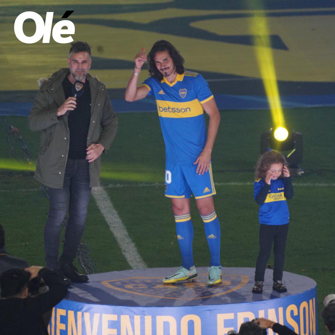 La presentación de Cavani con Boca Juniors en La Bombonera: brutal recibimiento y acompañado de su novia
