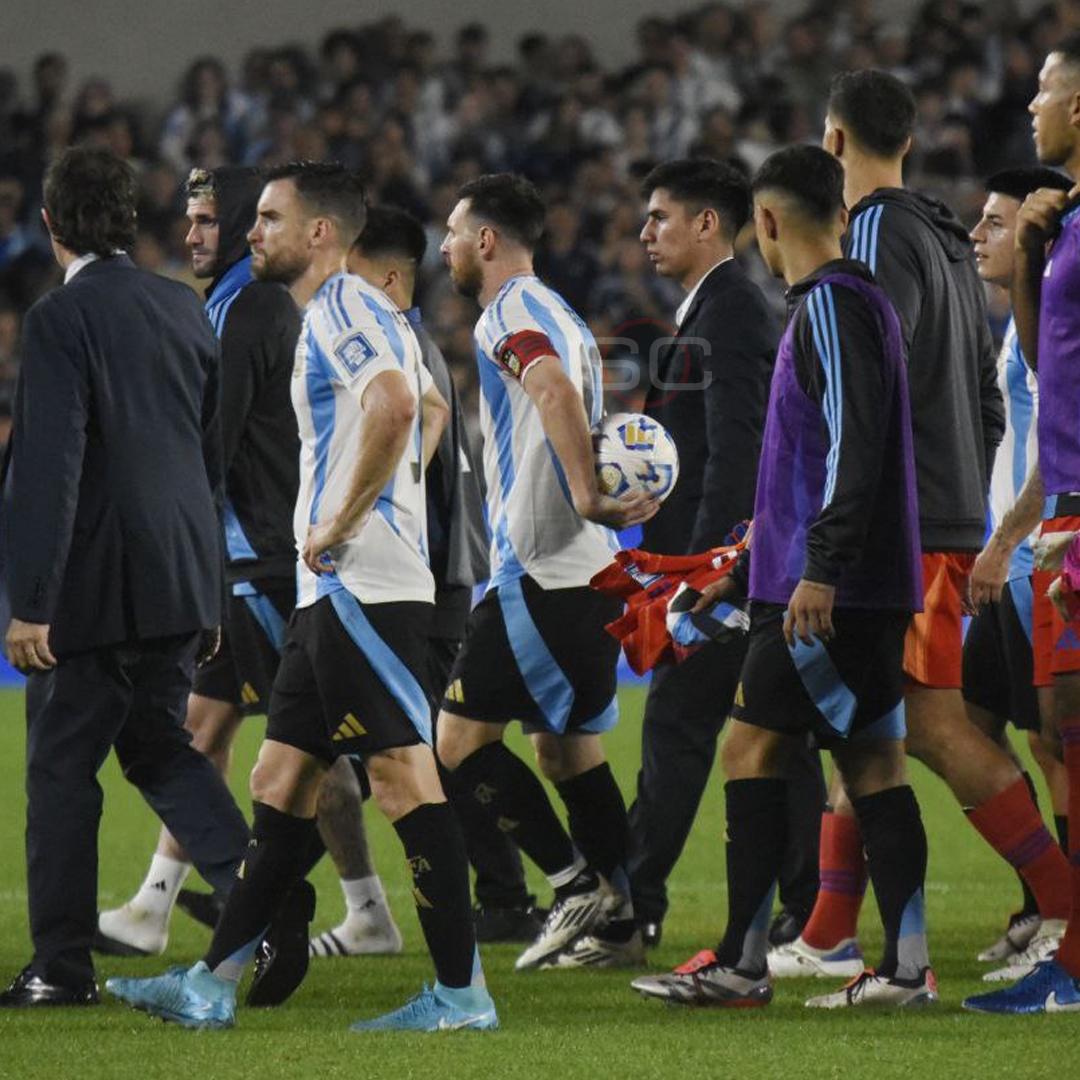 El motivo por el que Messi no se llevó la pelota tras el hattrick con Argentina: quién la tiene y el mensaje de Antonela