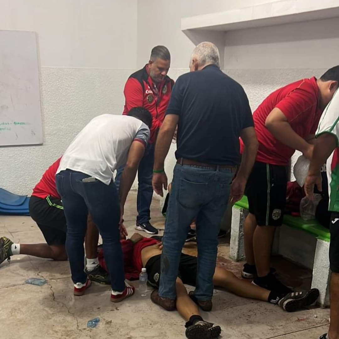 Las fotos que dejó el zafarrancho en el Olancho - Marathón: tendidos en el suelo, golpes en la cara y bruscos agarrones