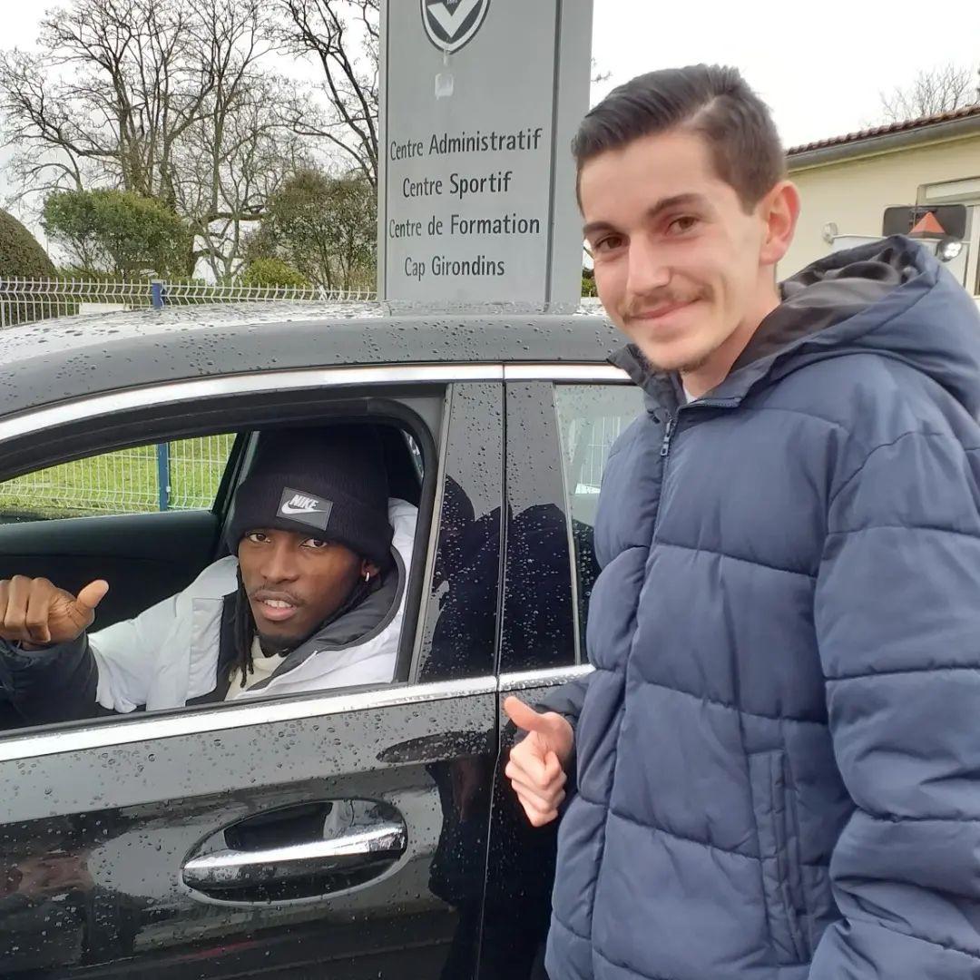 ¡Paseos, amigos y el auto que conduce! Así es la vida del hondureño Alberth Elis en Burdeos