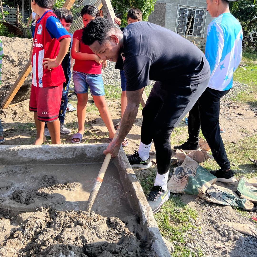 Quioto se une al influencer Shin Fujiyama en la construcción de una escuela en la Rivera Hernández de San Pedro Sula