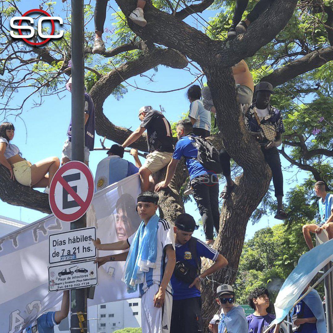 Cinco millones en la caravana de Argentina: Messi bebiendo alcohol, polémica foto de Otamendi y propuestas indecentes