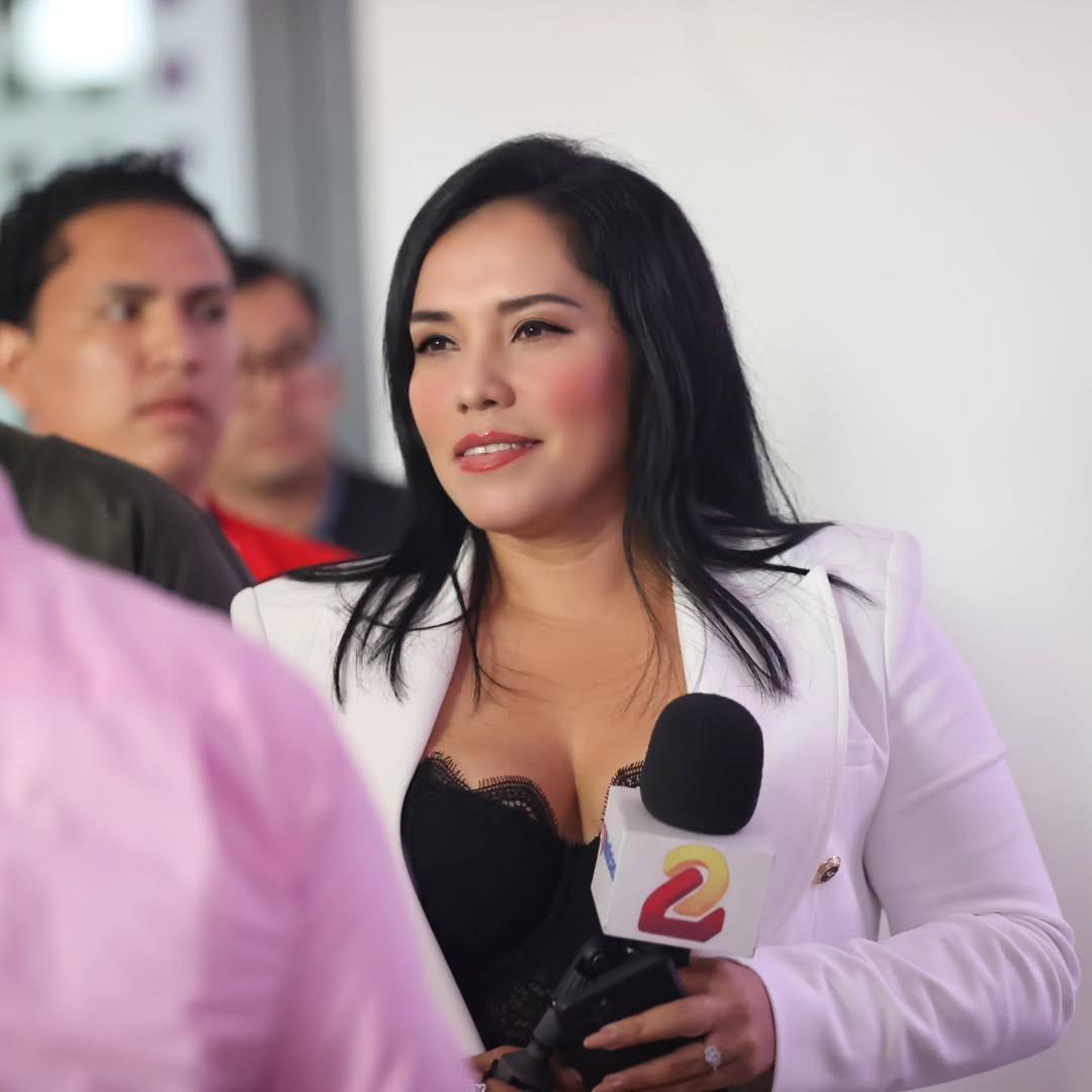 Así es la bella periodista que fue atacada verbalmente por el Fantasma y se defendió