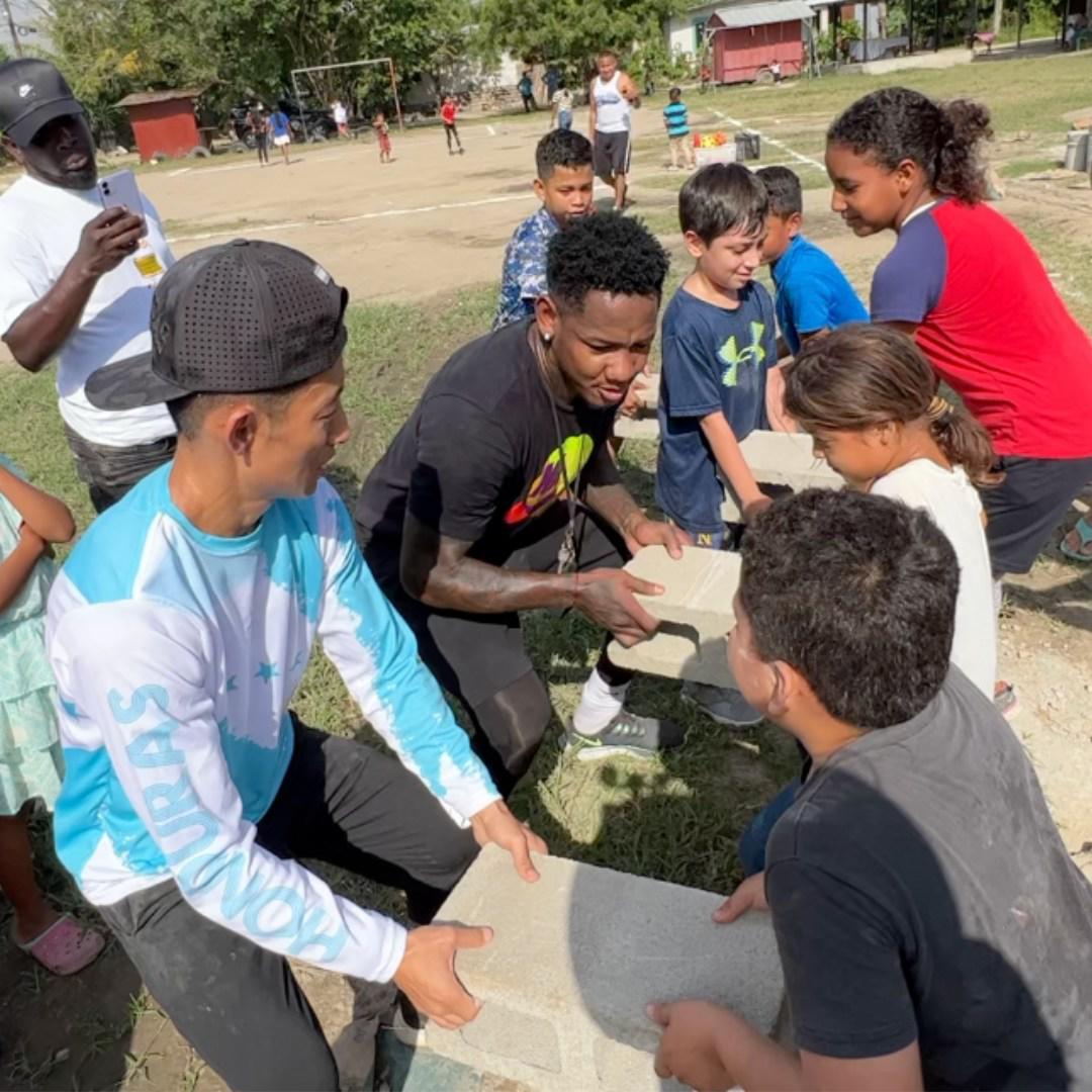 Quioto se une al influencer Shin Fujiyama en la construcción de una escuela en la Rivera Hernández de San Pedro Sula