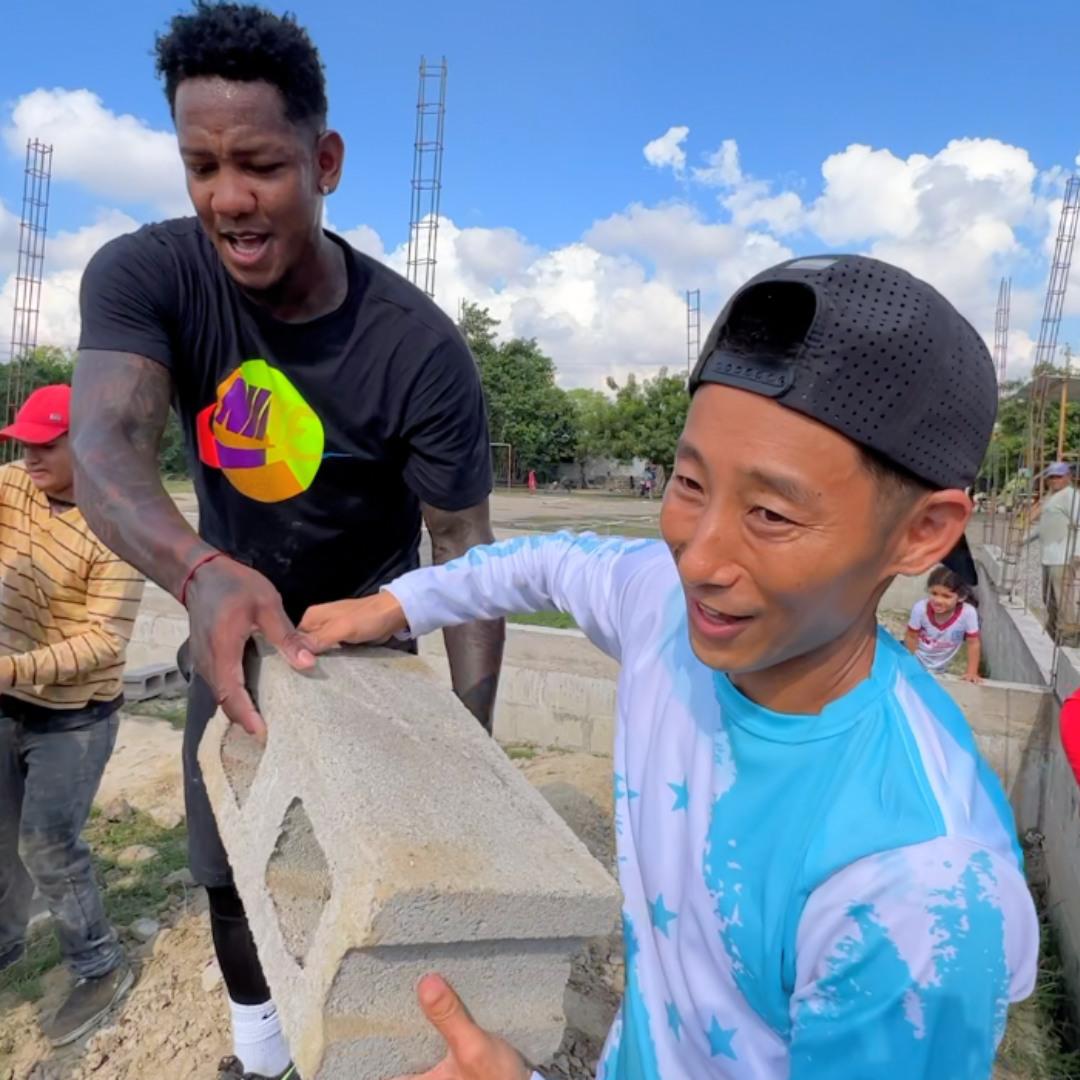 Quioto se une al influencer Shin Fujiyama en la construcción de una escuela en la Rivera Hernández de San Pedro Sula