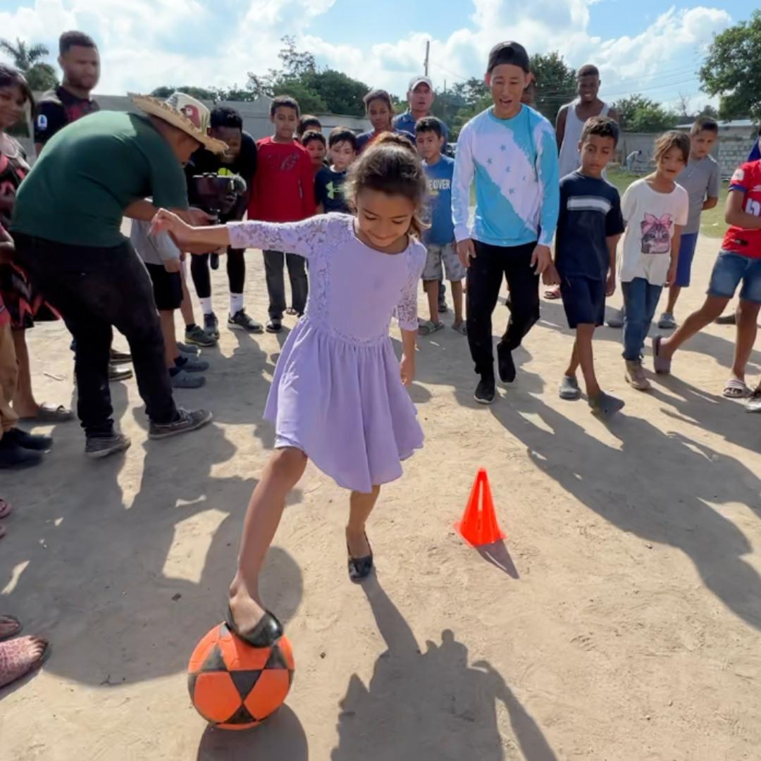 Quioto se une al influencer Shin Fujiyama en la construcción de una escuela en la Rivera Hernández de San Pedro Sula