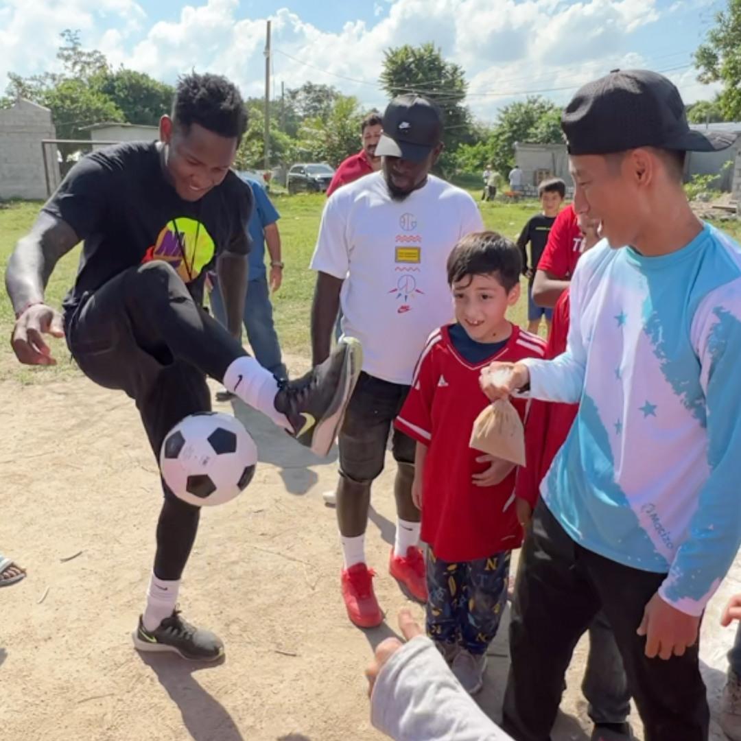 Quioto se une al influencer Shin Fujiyama en la construcción de una escuela en la Rivera Hernández de San Pedro Sula