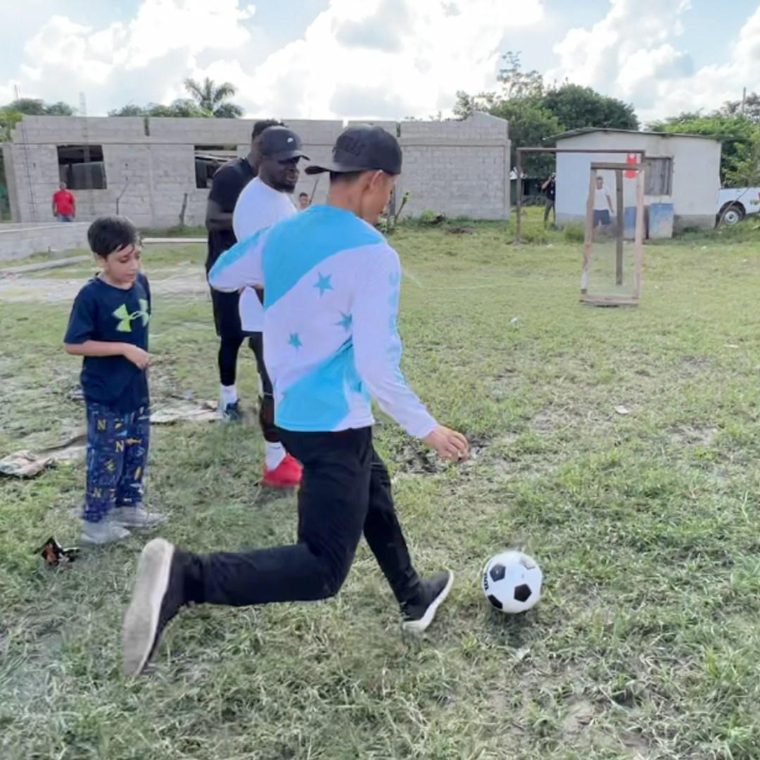 Quioto se une al influencer Shin Fujiyama en la construcción de una escuela en la Rivera Hernández de San Pedro Sula