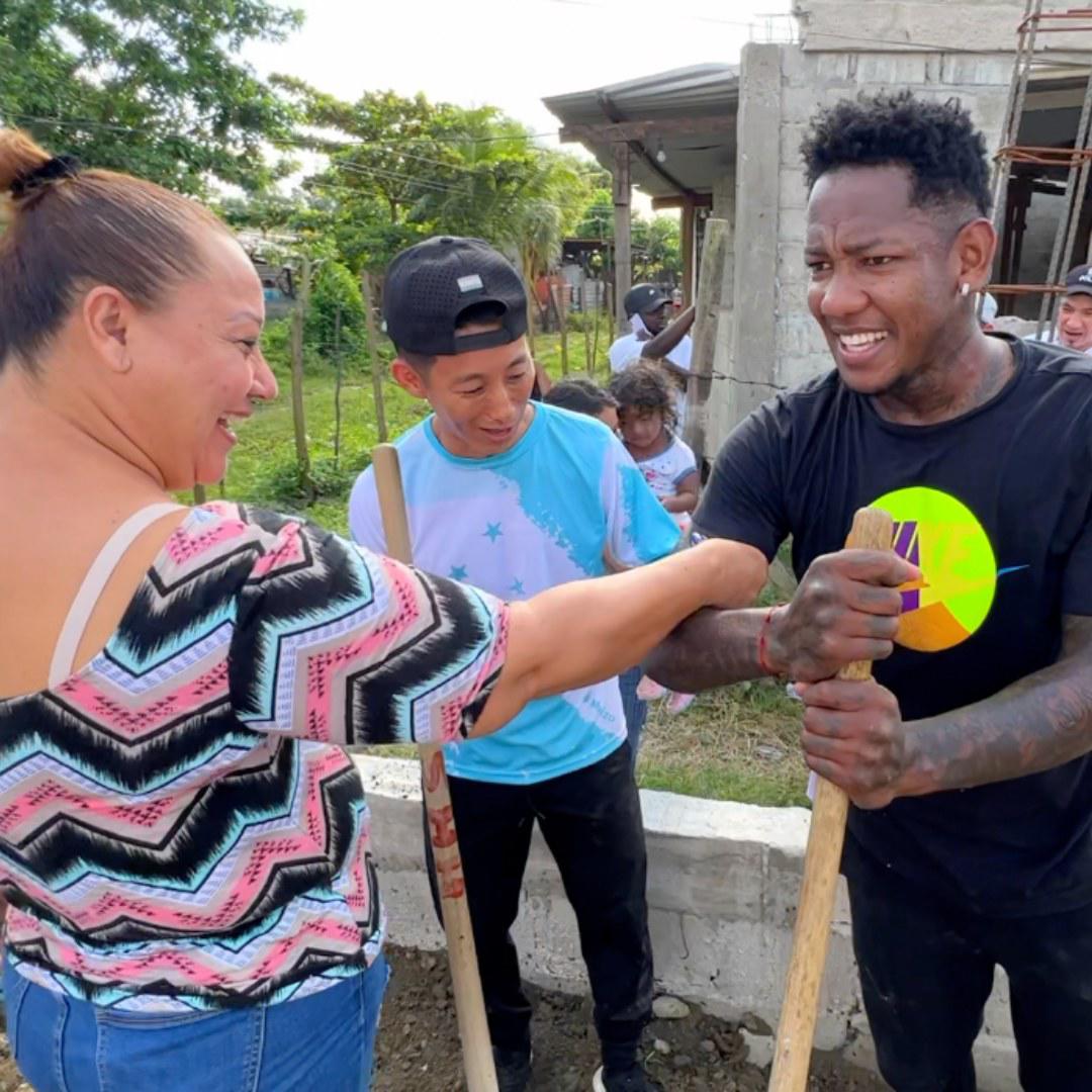 Quioto se une al influencer Shin Fujiyama en la construcción de una escuela en la Rivera Hernández de San Pedro Sula