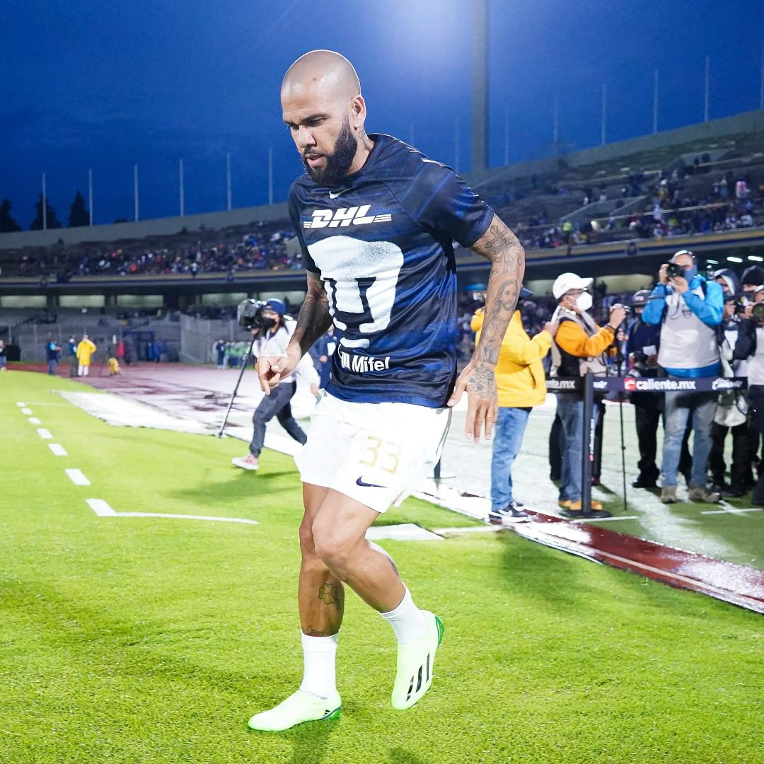 Así fue el debut de Dani Alves con los Pumas en la Liga MX: Su primer “Goya”, estadio lleno y asistencia de gol