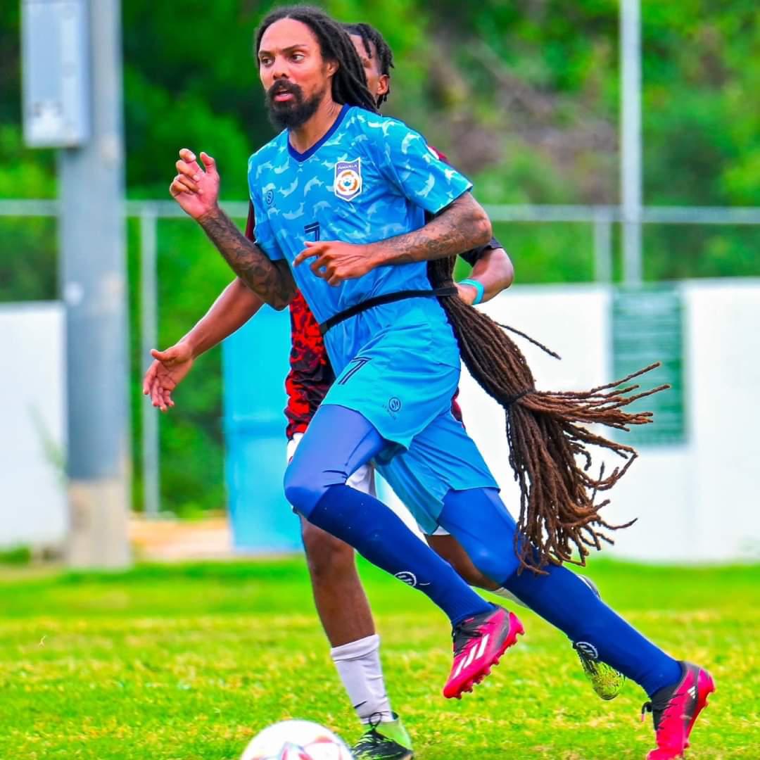 ¡Esto solo se ve en Concacaf! Aedan Scipio, el futbolista con el look más extraño del mundo: su pelo largo se volvió viral