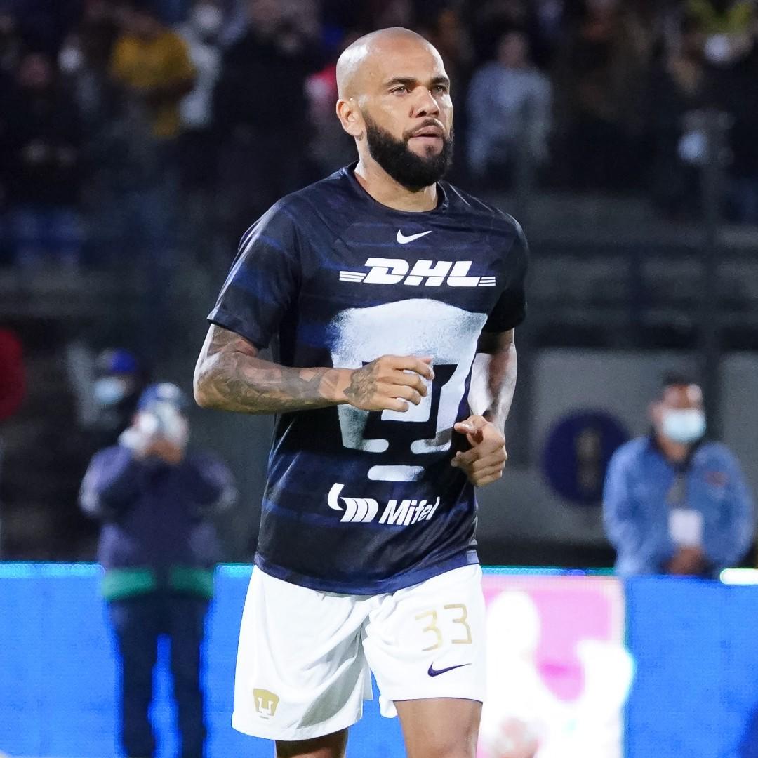 Así fue el debut de Dani Alves con los Pumas en la Liga MX: Su primer “Goya”, estadio lleno y asistencia de gol