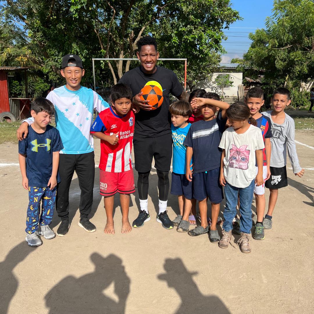 Quioto se une al influencer Shin Fujiyama en la construcción de una escuela en la Rivera Hernández de San Pedro Sula