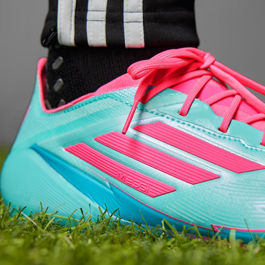 Messi presentó sus nuevos botines y los únicos 10 jugadores que podrán usarlos: ¡uno del Barcelona!