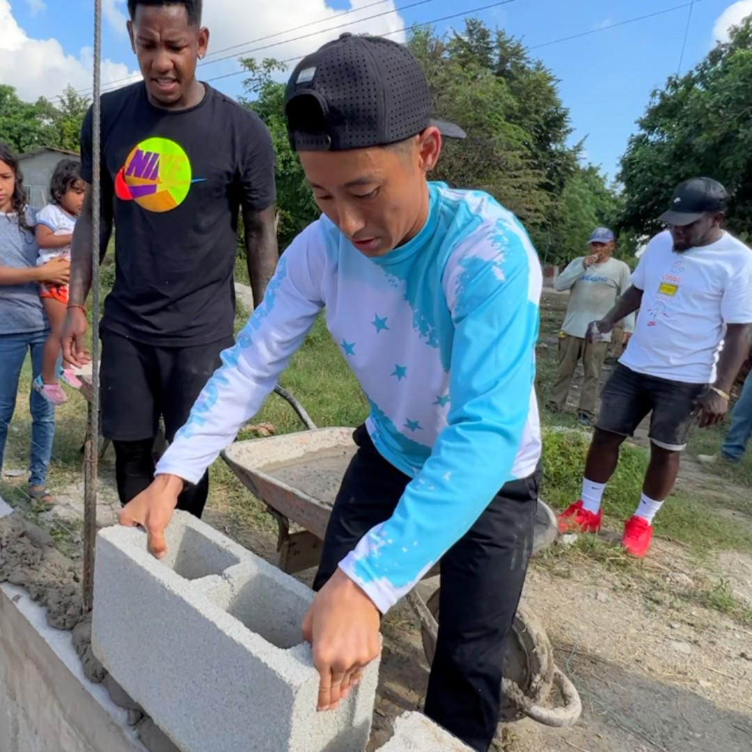 Quioto se une al influencer Shin Fujiyama en la construcción de una escuela en la Rivera Hernández de San Pedro Sula