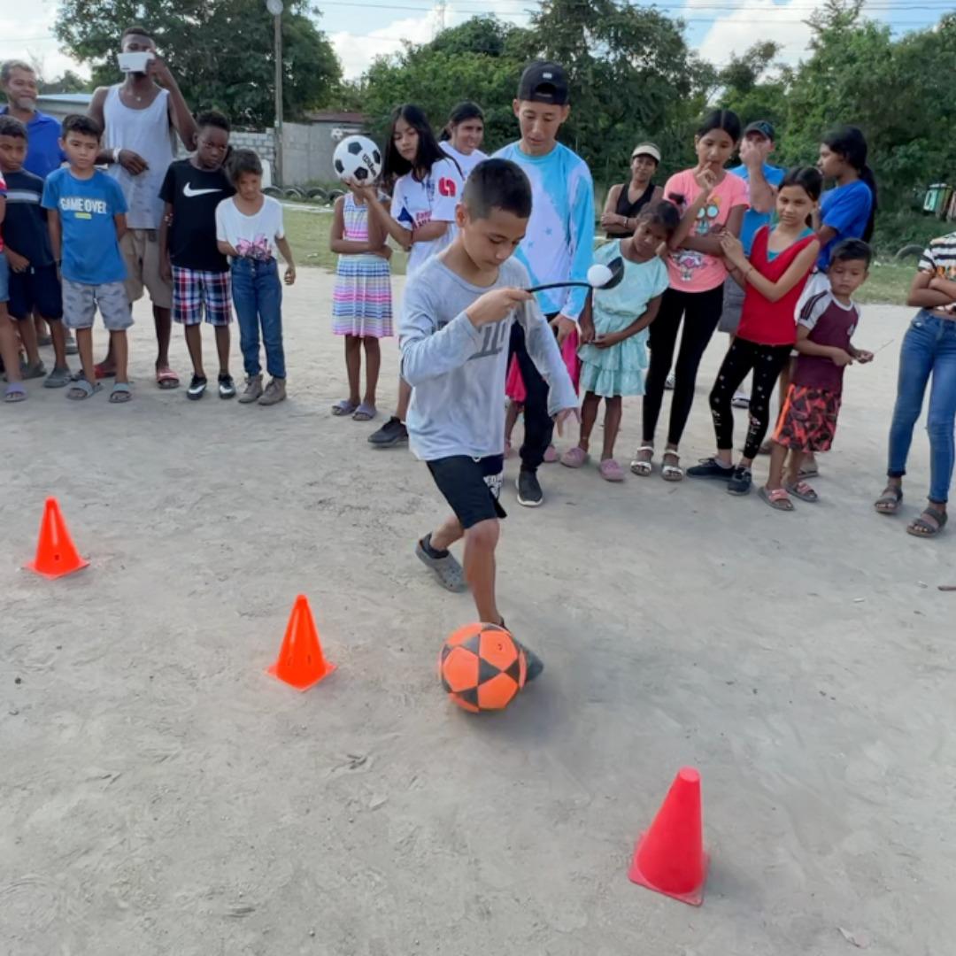 Quioto se une al influencer Shin Fujiyama en la construcción de una escuela en la Rivera Hernández de San Pedro Sula
