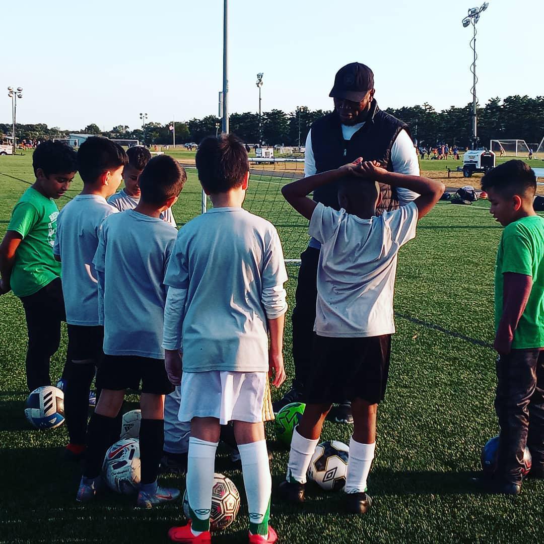 Así es la vida de Samuel Caballero, exfutbolista de Honduras y recordado por el beso con Cuauhtémoc Blanco ¿Qué se dijeron en esa acción?