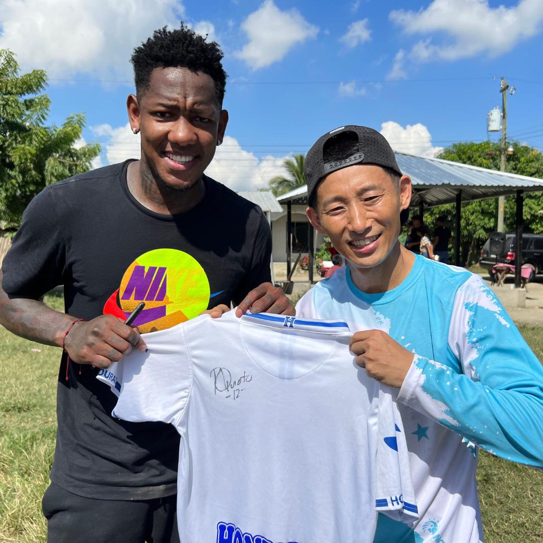 Quioto se une al influencer Shin Fujiyama en la construcción de una escuela en la Rivera Hernández de San Pedro Sula