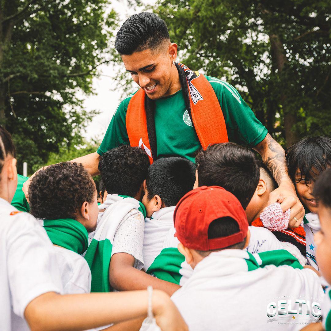 Amado Guevara sorprende a Luis Palma y Brendan Rodgers en la concentración del Celtic tras vencer al Manchester City
