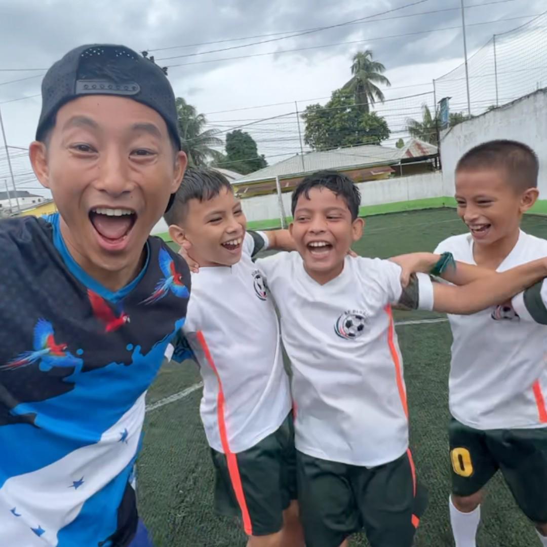 ¡Shin Fujiyama pone a trabajar a Mario Berríos como albañil! El divertido reto del youtuber japonés al exjugador hondureño