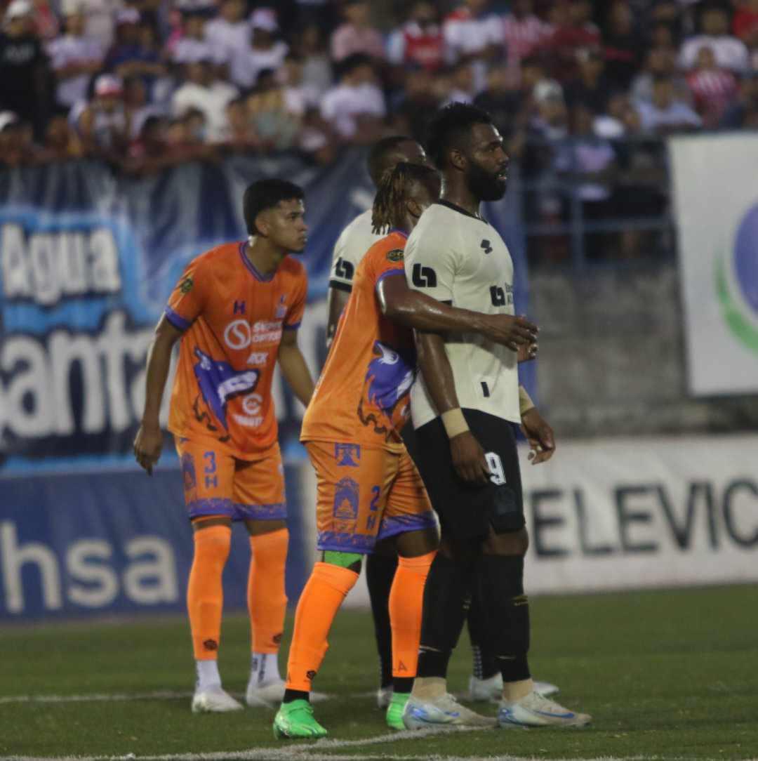 Eduardo Espinel no la pasó bien, sorpresas a la llegada y hasta en paila para ver al Olimpia contra los Lobos de la UPNFM