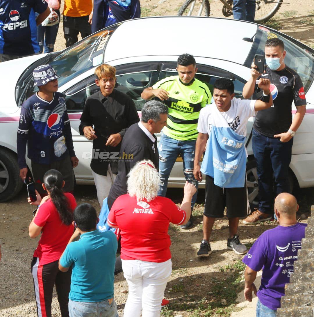 Pelea entre aficionados de Motagua, el saludo entre Vargas y Lavallén y la plática de jugadores de Olimpia y Real España