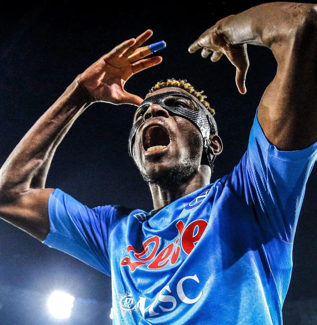 Brutal invasión y “Chucky” Lozano como Superman: la histórica celebración del título del Napoli en Italia