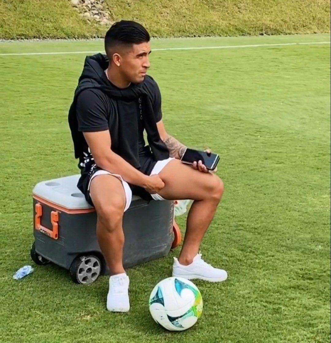 Así fue captado Michaell Chirinos en su regreso a Honduras, fue a ver el entrenamiento de Olimpia.