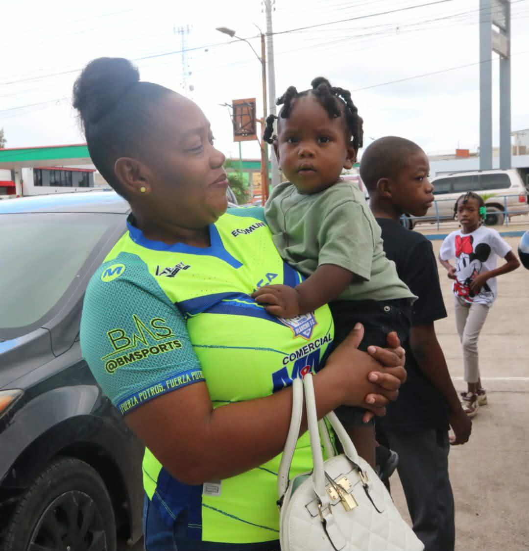 Llegada de aficionados al escenario deportivo. Foto Alex Pérez.