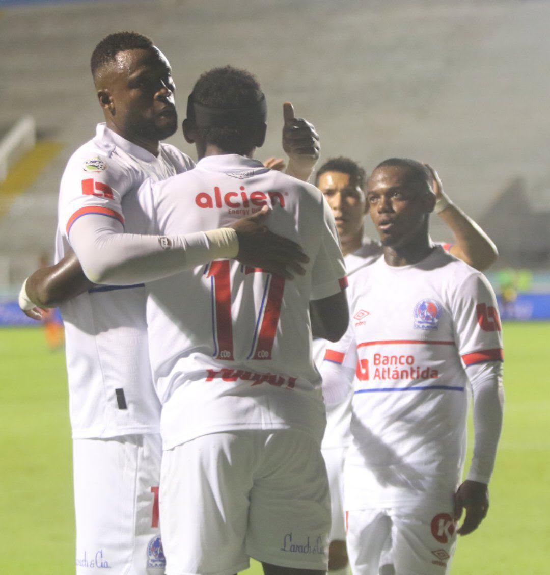 Alberth Elis le sonríe al fútbol, la nueva sorpresa que nadie sabía del Nacional y Olimpia presentó su título ante Lobos UPN