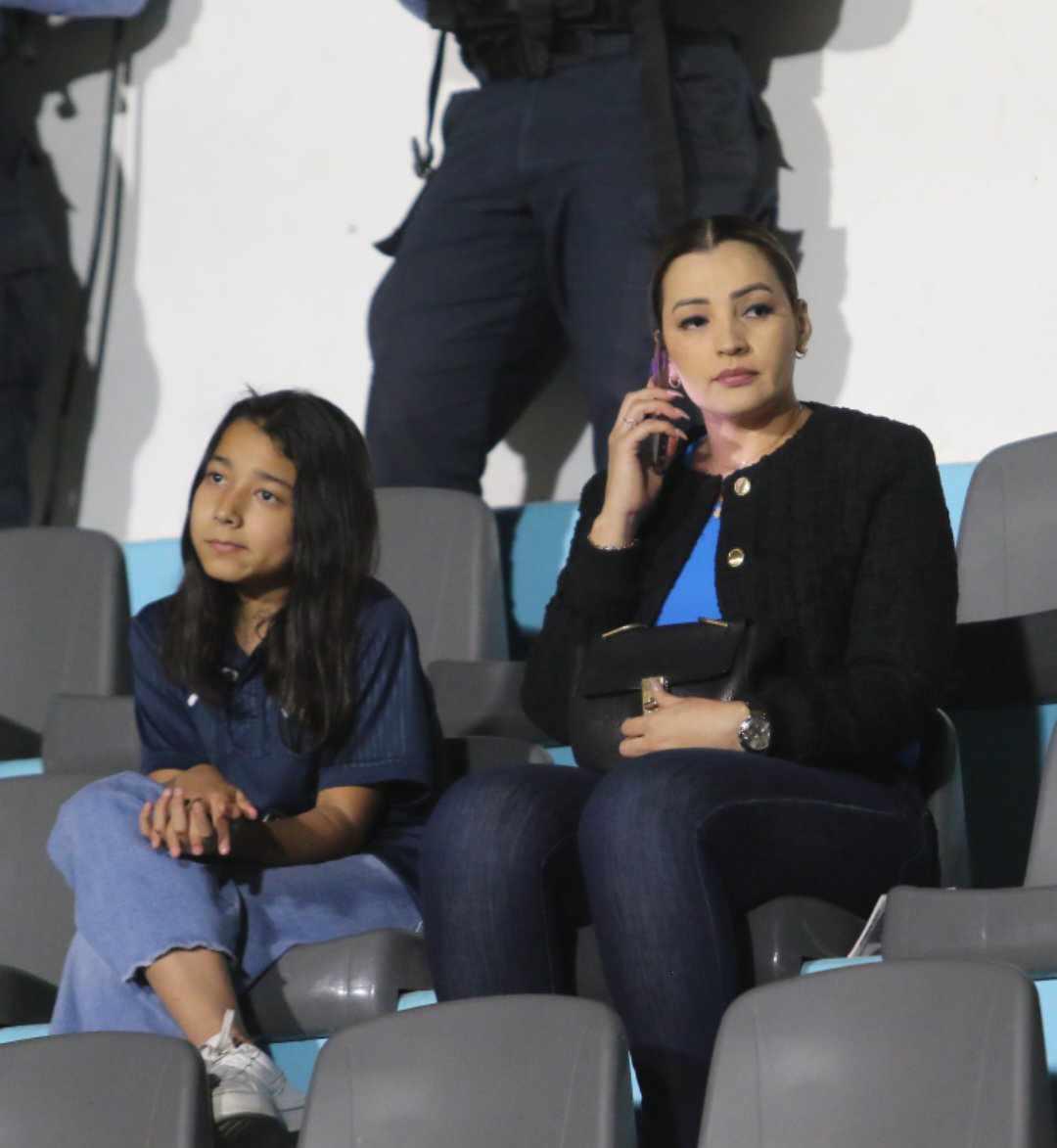 ¿Quién era la chica de rojo? La sangre se hizo presente en la cancha, las preciosas chicas de Motagua y ¿quién comía tajaditas?
