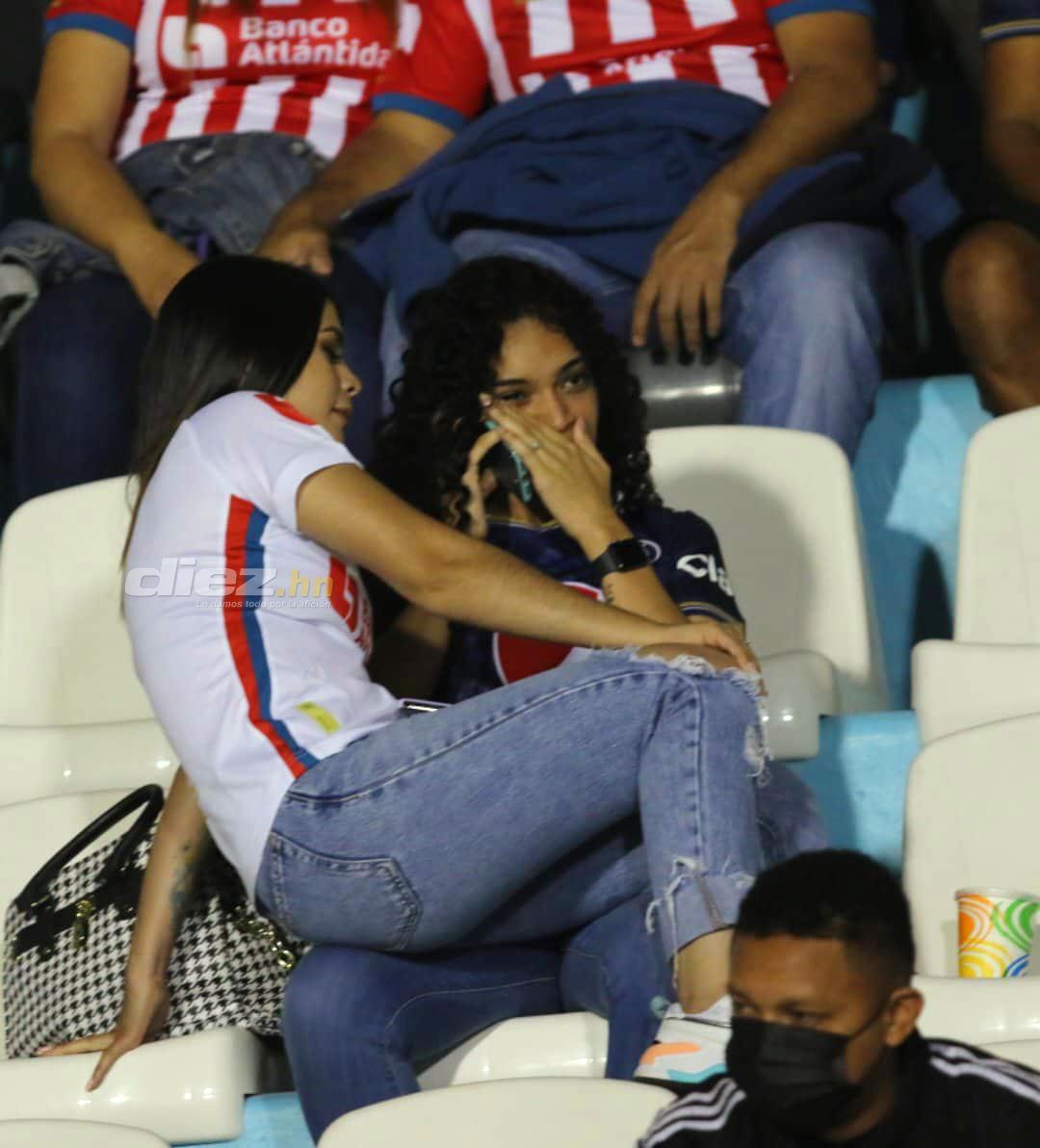 Selfies, belleza y comida: El hermoso ambiente que se vivió durante el Motagua-Olimpia; ¿quiénes son las tres chicas solas?