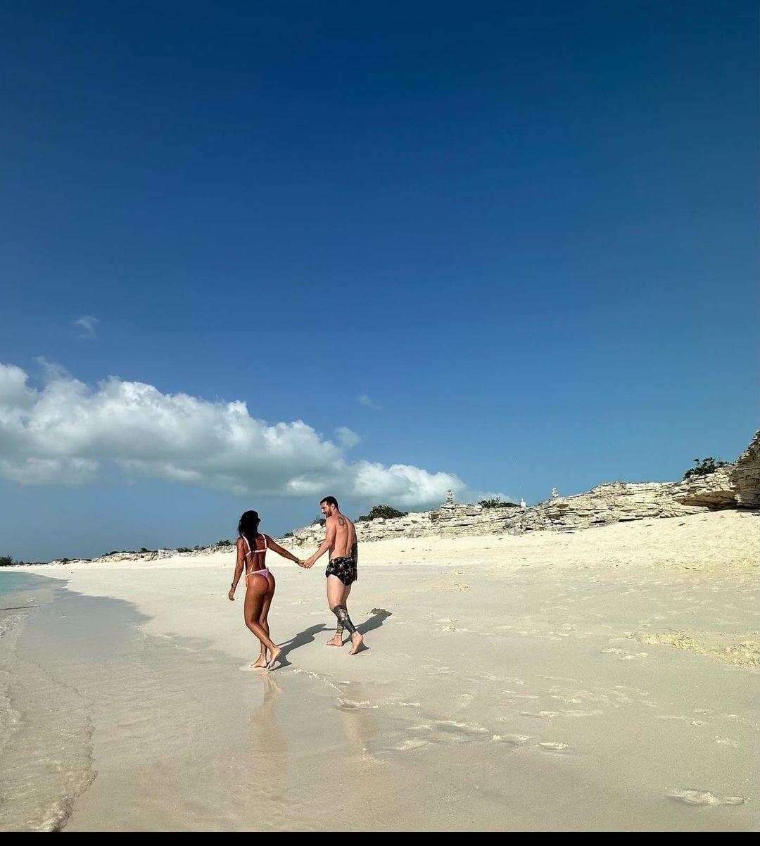 Antonela Roccuzzo enciende las redes con sus vacaciones junto Messi al ritmo de cantante hondureño