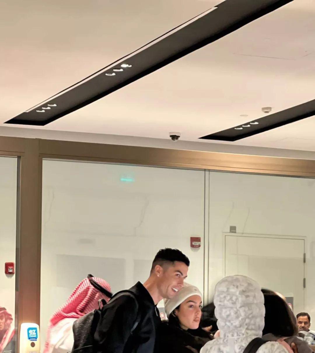 Cristiano Ronaldo y Georgina Rodríguez llegaron juntos a Arabia Saudita, donde CR7 jugará ahora con el Al Nassr.