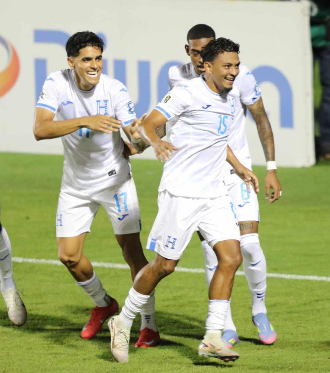 El show del portero de Antigua y Barbuda, el político en el sector de sol con guaruras y, ¿quién es la hermosa periodista?