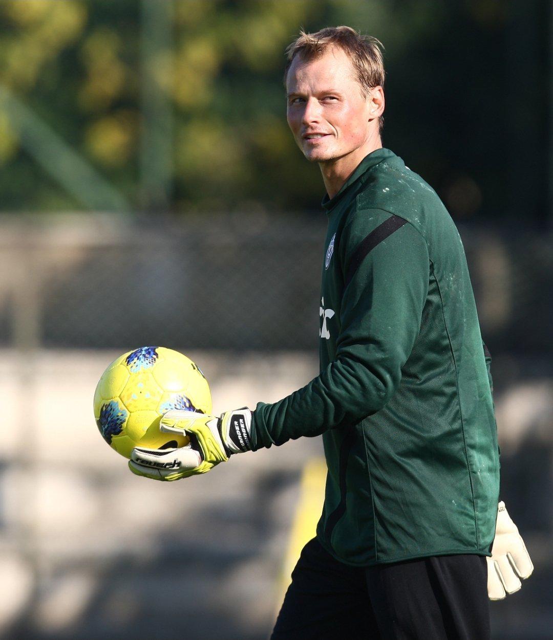 ¡Así quedó el auto! La sensible muerte de futbolista que chocó contra un tren: jugó en Juventus y Buffon le deja duro mensaje