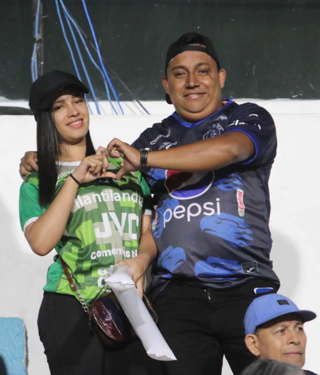 ¿Quién era la chica de rojo? La sangre se hizo presente en la cancha, las preciosas chicas de Motagua y ¿quién comía tajaditas?