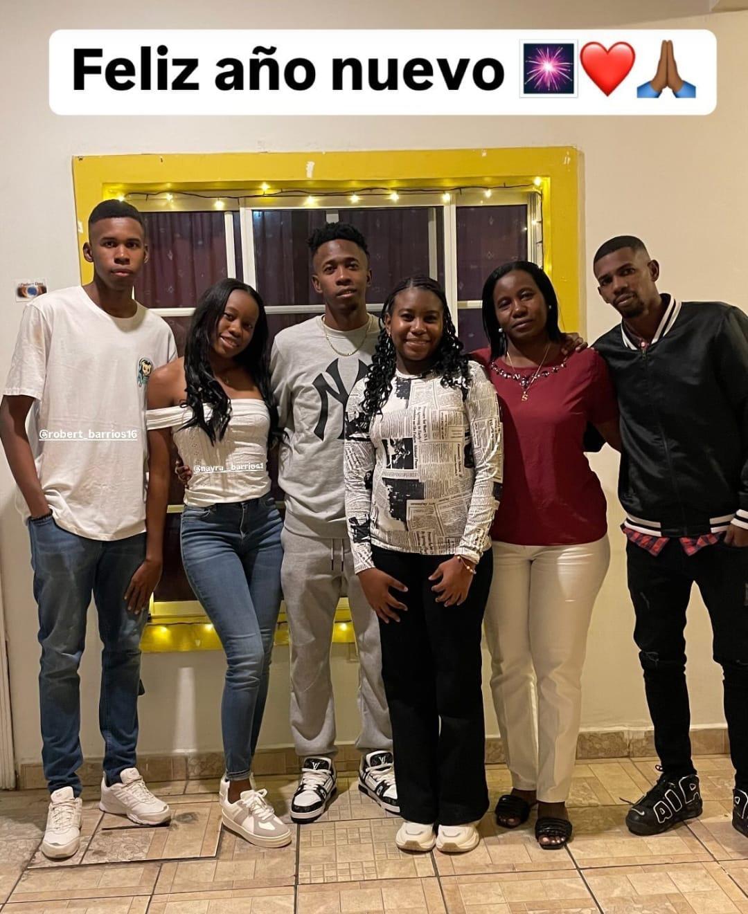 ¡Con tremendo beso y románticos! Así recibieron la llegada del año nuevo los jugadores hondureños