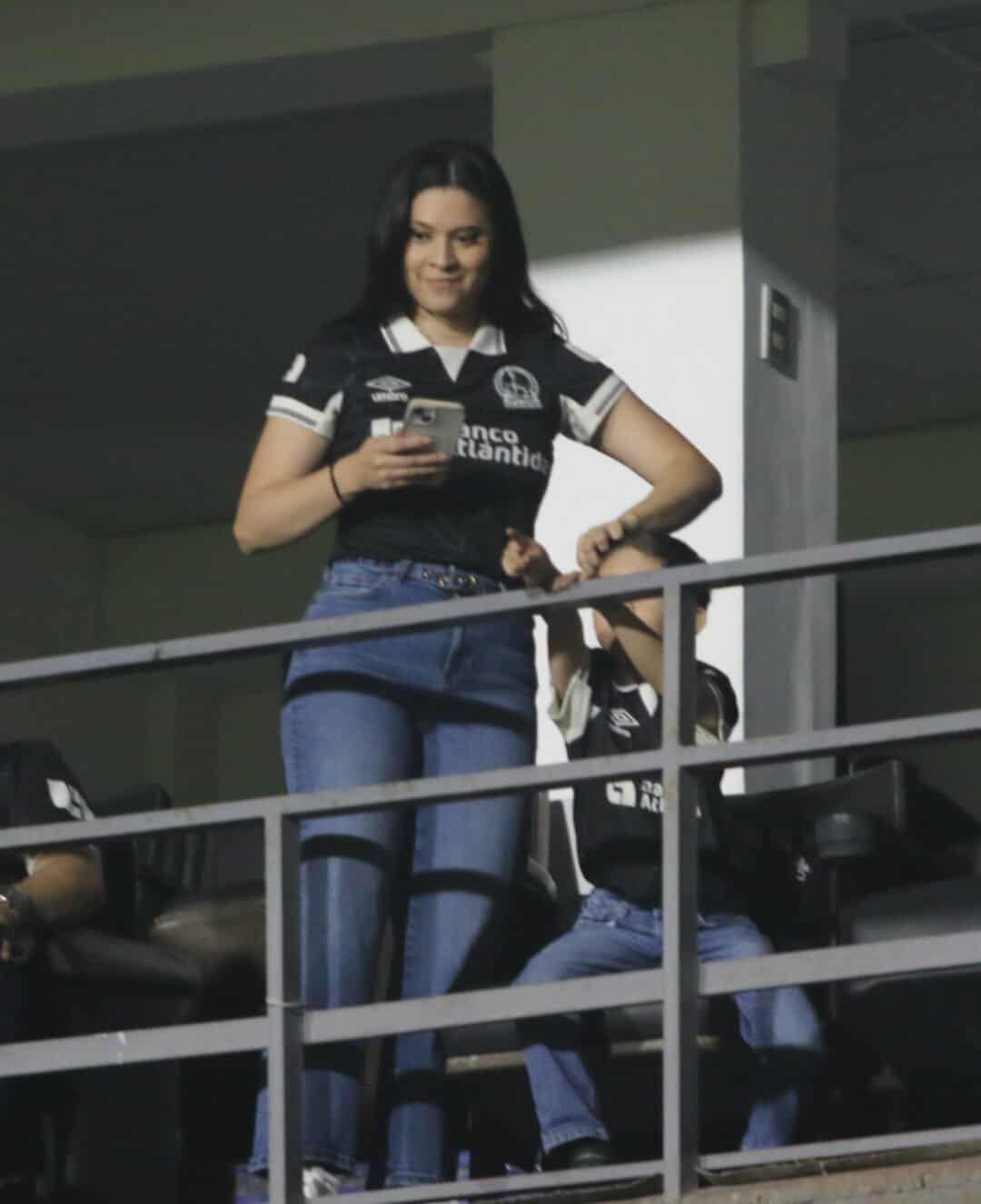 Fiestón de la Ultra Fiel, guapas chapinas y todo el ambiente del Olimpia-Xelajú por Copa Centroamericana