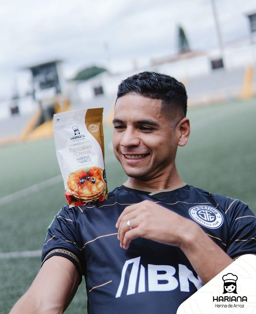 La mirada enamorada de su esposa y el tierno mensaje de su madre: así fue el primer entrenamiento de Carlos Pineda en el Sporting