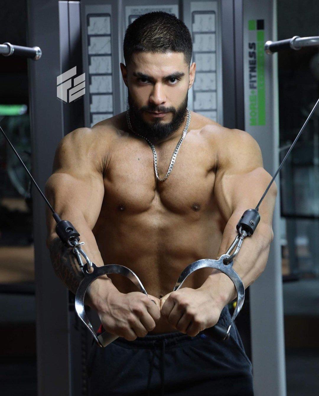 Conmoción en el fisicoculturismo: lo hallaron muerto en el baño de un bar con disparos en su cuerpo