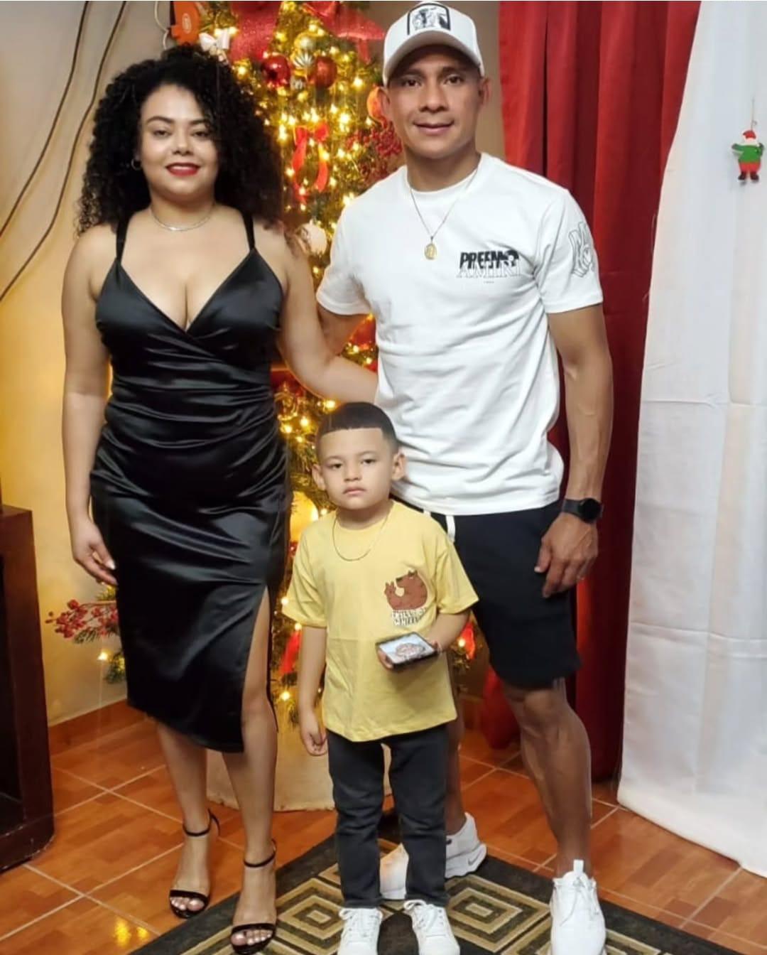 ¡Con tremendo beso y románticos! Así recibieron la llegada del año nuevo los jugadores hondureños