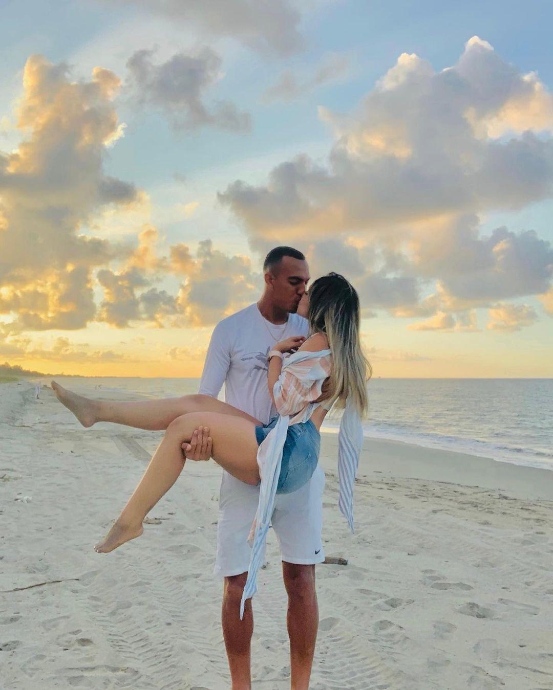 Así es Dora, la guapa licenciada que también es motivo del gran presente de Devron García, figura de Real España