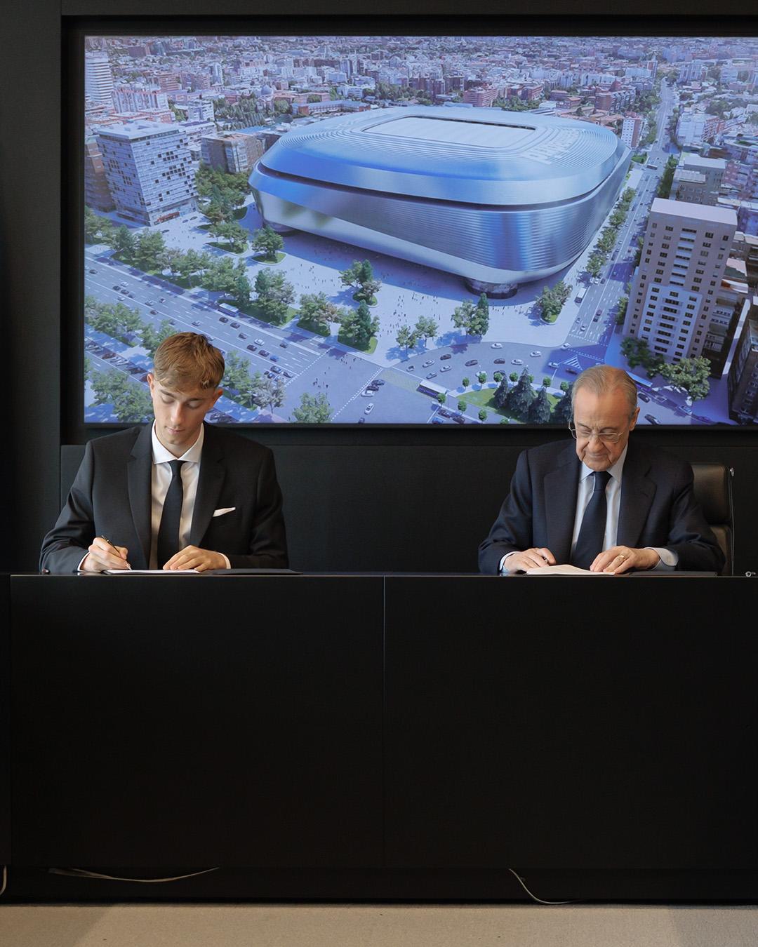 Real Madrid presentó a Huijsen: su contrato, el dorsal que eligió y ya es el defensor más caro en la historia del club