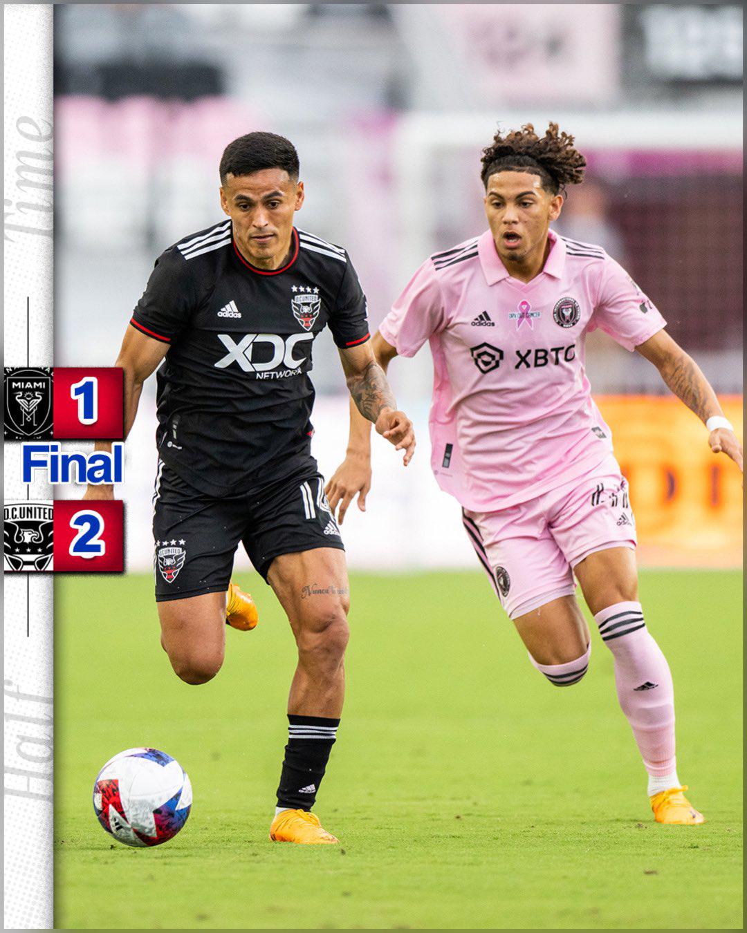 ¡Duelo de hondureños! Andy Najar disputando el balón con el mundialista Sub-20 David Ruiz.