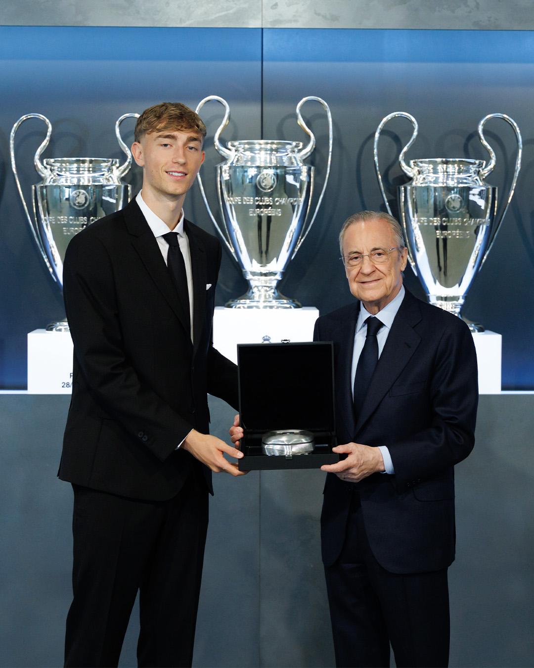 Real Madrid presentó a Huijsen: su contrato, el dorsal que eligió y ya es el defensor más caro en la historia del club